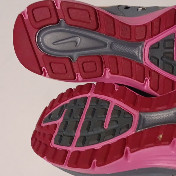 NIKE Women's Running Shoes - Picture 8 of 9
